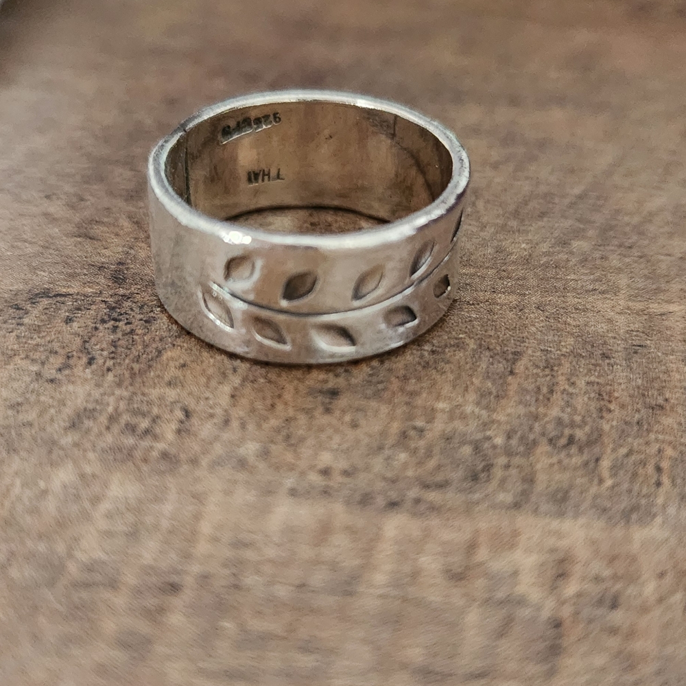 Sterling Silver Leaf Pattern Ring Size 7.5 - Picture 4 of 5